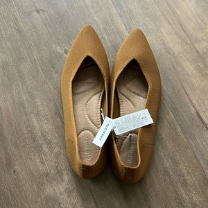 Old Navy pointed flats - size 8